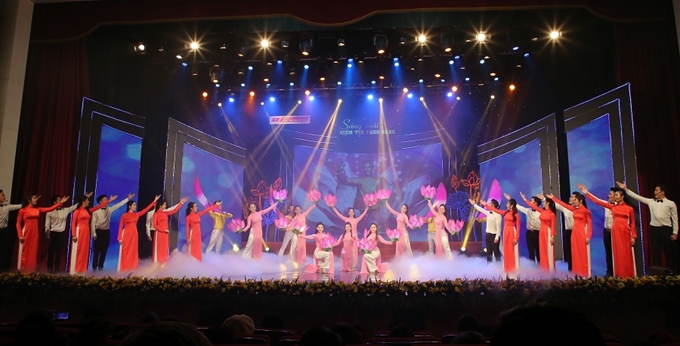 “坚定信心跟党走”特别艺术晚会：为祖国深感自豪