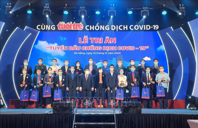 越南中部岘港市为防疫工作的一线医护人员举行感恩仪式