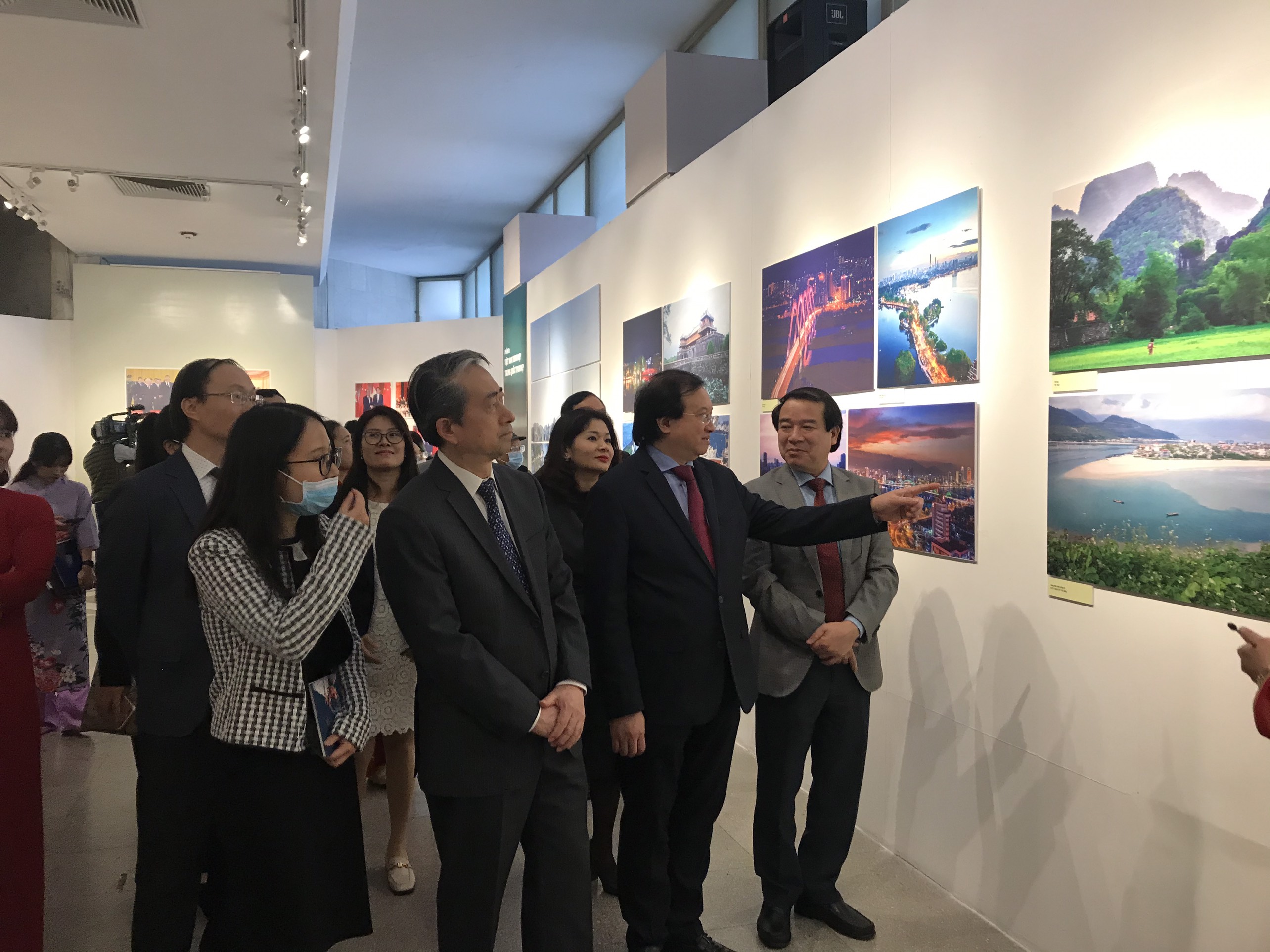 纪念越中建交70周年图片展在河内市开幕