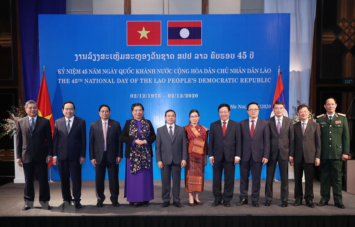 庆祝老挝人民民主共和国国庆45周年招待会在河内举行