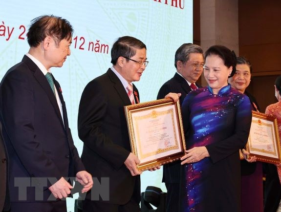 多位优秀国会委员荣获国家主席劳动勋章和政府总理奖状