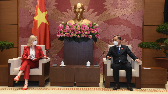 越南国会经济委员会主任武鸿青会见英国国际贸易大臣