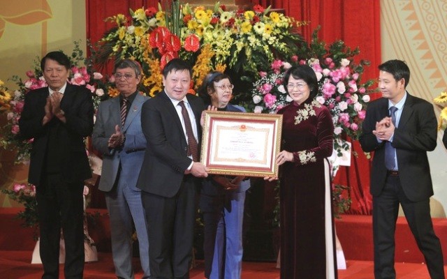 越南国家副主席邓氏玉盛向越南歌舞剧院授予英雄称号