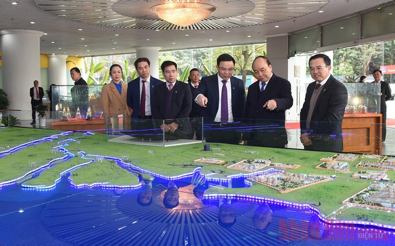 阮春福总理要求石油集团秉持所提出的目标发挥模范企业作用