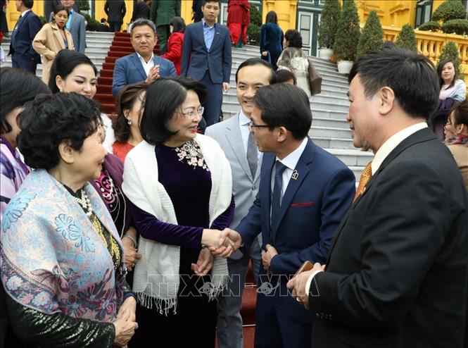 国家副主席邓氏玉盛会见出席爱心人士感恩活动的代表团