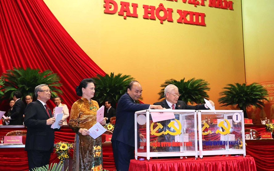 越共十三大代表投票选举第十三届中央委员会