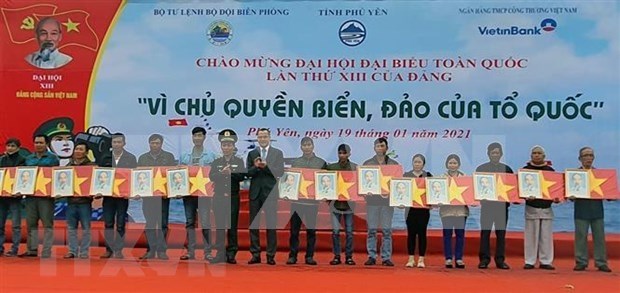 向渔民赠送国旗 激励渔民坚持出海作业 捍卫祖国海洋主权