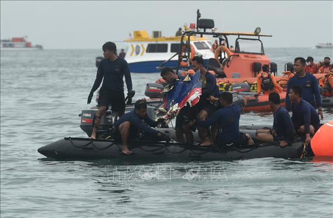 印尼客机坠毁事件：首个遇难者的身份和黑匣子位置确认