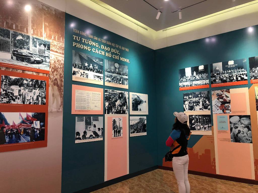 ​“胡志明主席——越南共产党创始人、领导人与磨练人”专题图片展开展