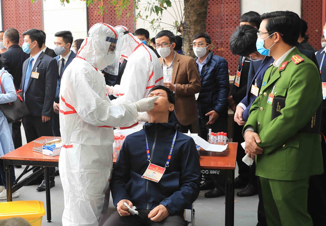 越共十三大参会代表、媒体、保安等力量接受第三次新冠病毒检测