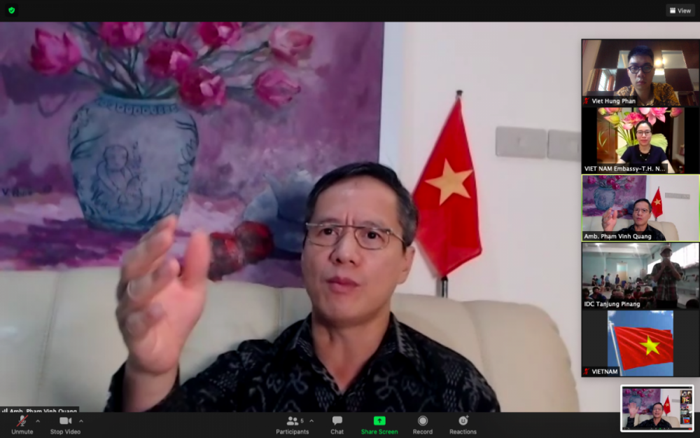 越南驻印尼大使馆对越南渔民进行领事探视