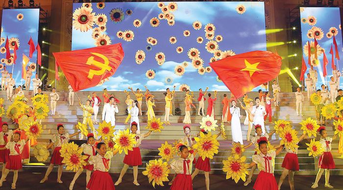 胡志明市举行特殊艺术活动 庆祝越南共产党建党91周年