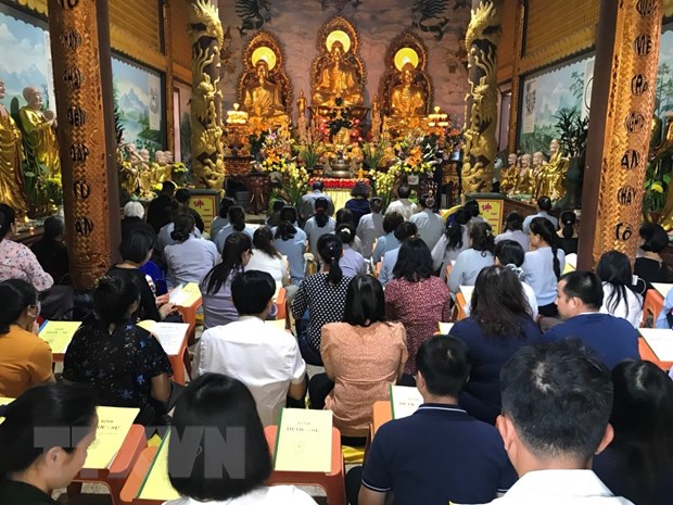 旅居老挝越南人社群喜迎元宵节 祈求国泰民安