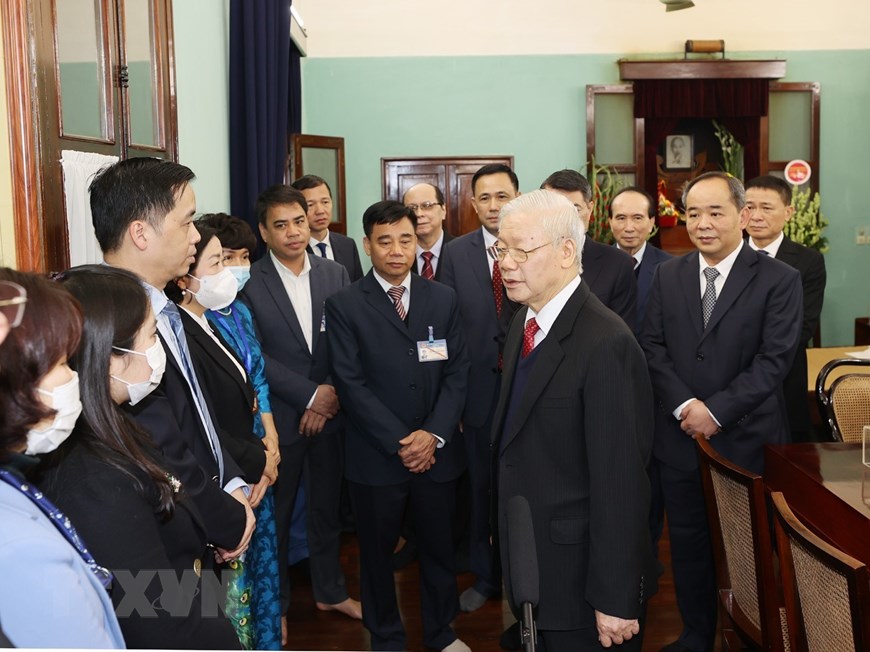 越共中央总书记、国家主席阮富仲在67号房向胡志明主席上香