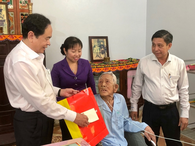 越南祖国阵线中央委员会主席陈清敏开展春节前走访慰问活动