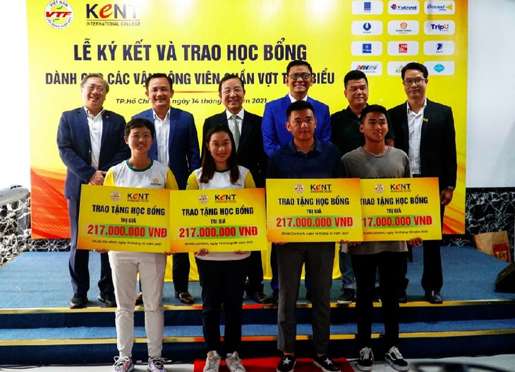 4名优秀网球运动员获颁奖学金