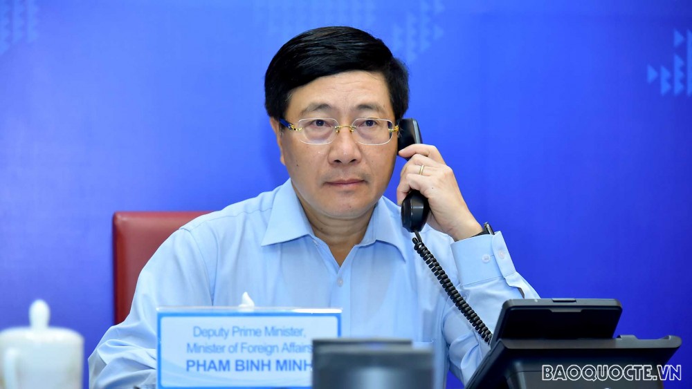 越南政府副总理兼外长范平明与古巴外长通电话