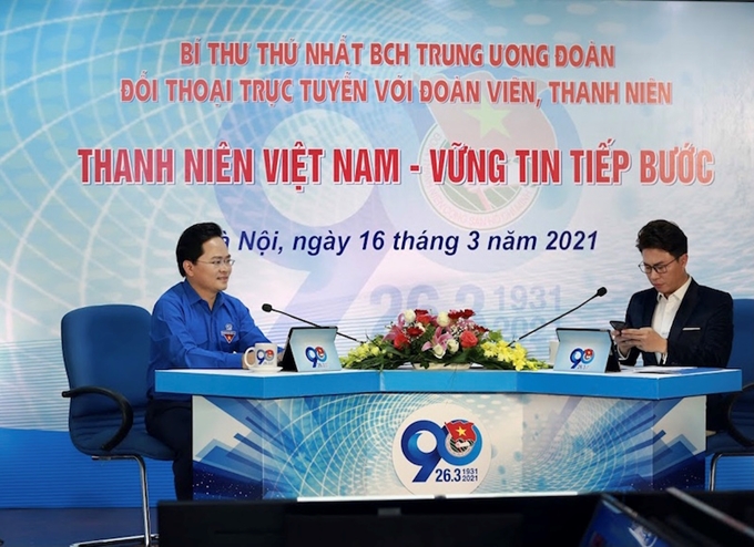 胡志明共青团中央委员会第一书记与青年团员进行视频对话