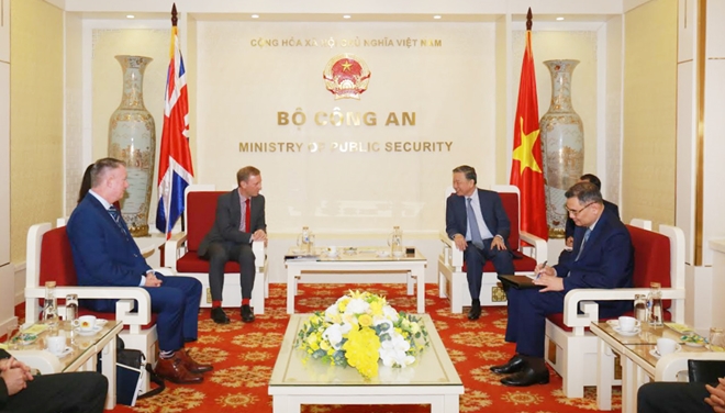 越南公安部长苏林会见英国驻越南大使