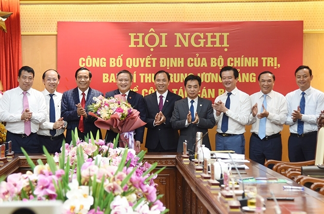 越共中央政治局调动陈进兴同志担任中央检查委员会副主任