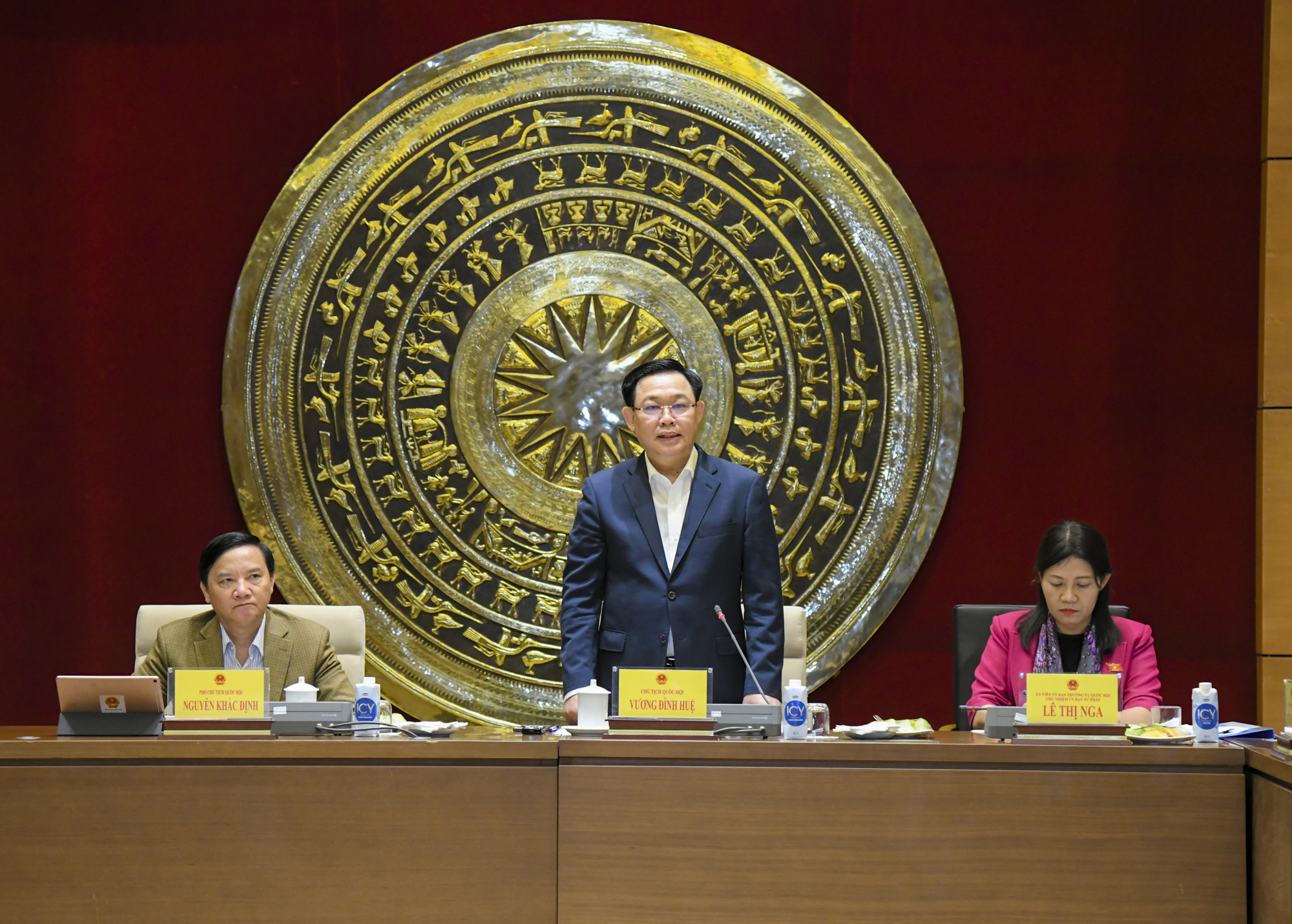 国会主席王廷惠主持召开国会司法委员会常务会议