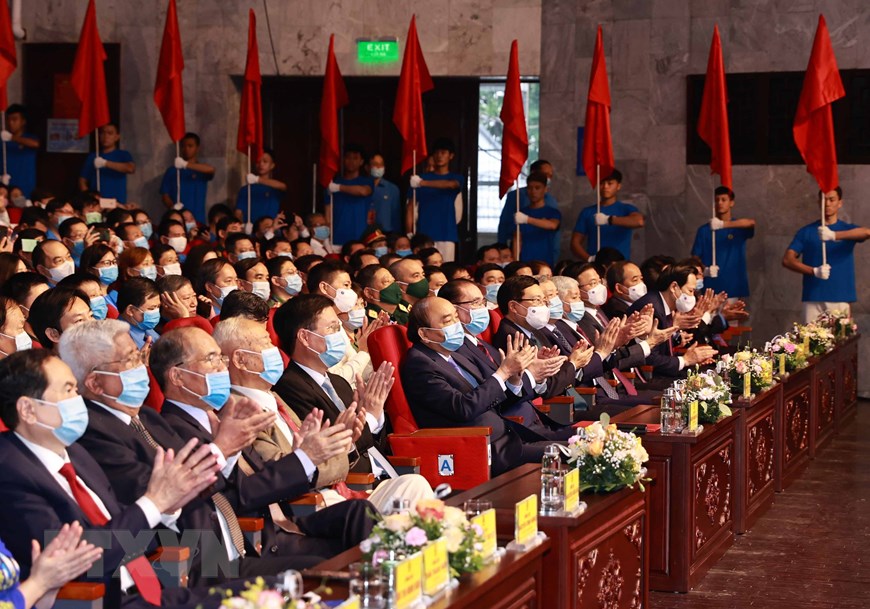 国家主席阮春福责成工会组织应尽早制定落实越共十三大决议的行动计划