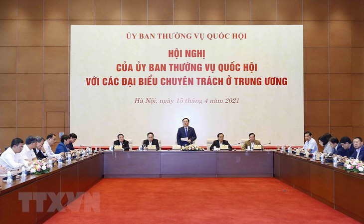 国会主席王廷惠出席国会常委会与中央专职国会代表的会议