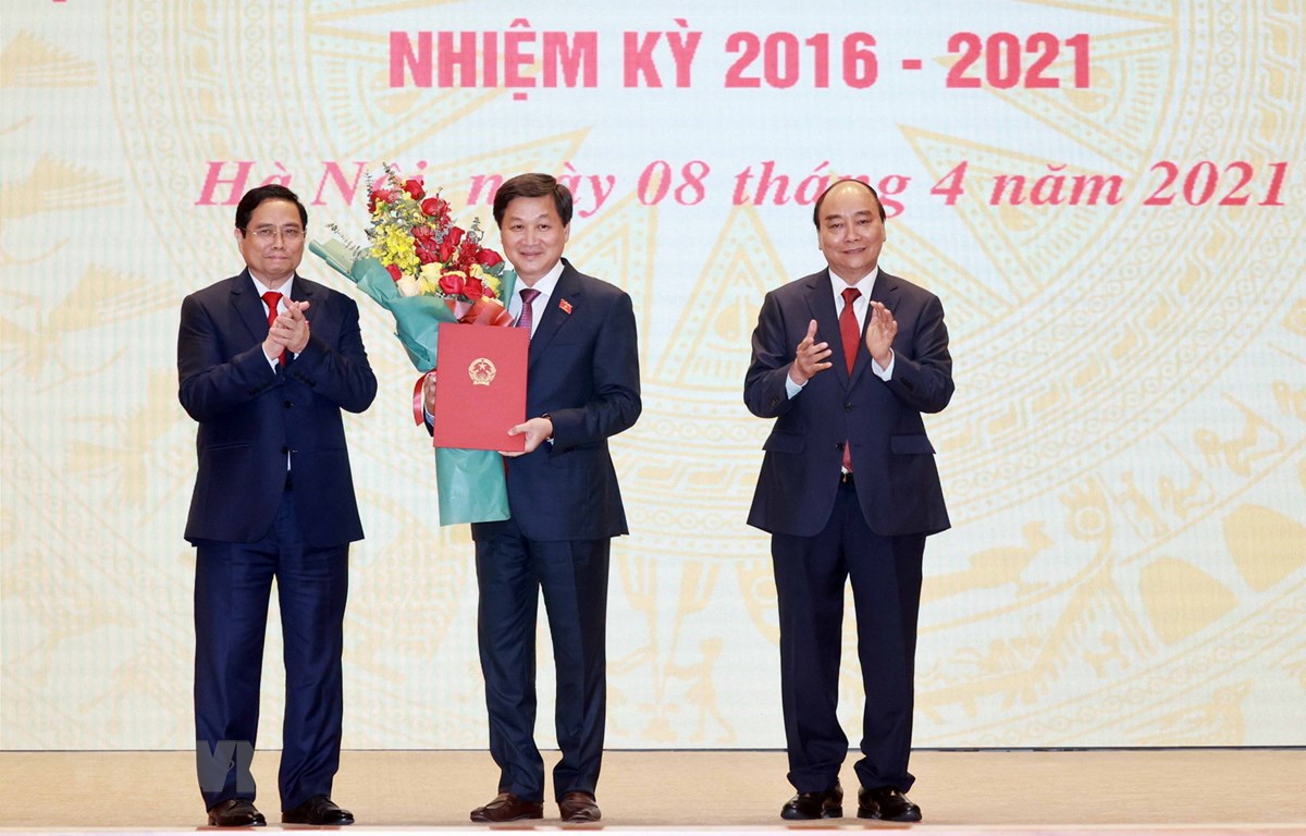 国家主席阮春福和政府总理范明正出席政府工作交接仪式