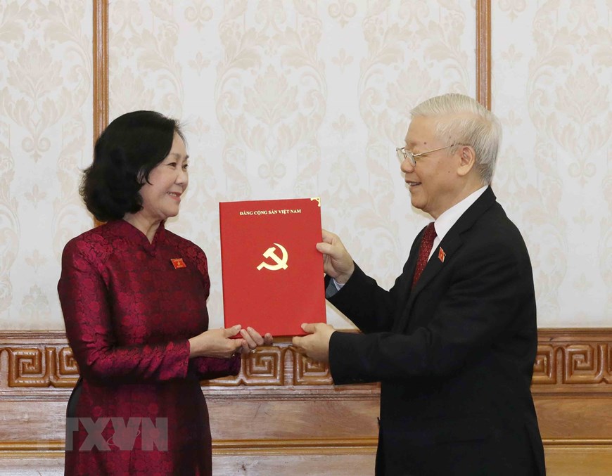 越共中央政治局向中央组织部部长和中央民运部部长颁发分工决定
