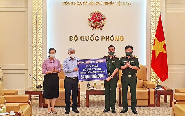 越南祖国阵线中央委员会向国防部移交545亿越盾的防疫经费