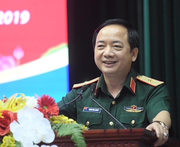 政府总理颁发两个机关的人事任命决定