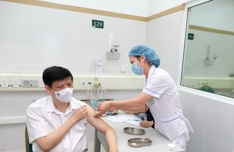 越南卫生部部长与3名副部长进行新冠疫苗接种