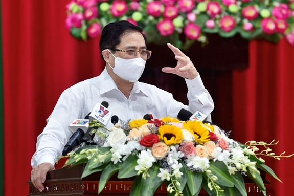 越南政府总理范明正在芹苴市开展选民接待活动