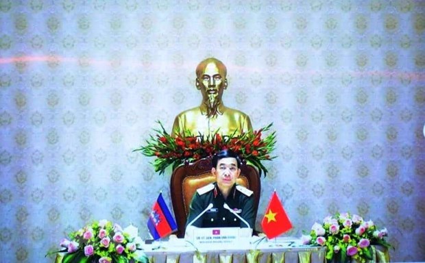 越南国防部长潘文江与柬埔寨国防大臣迪班举行在线会谈