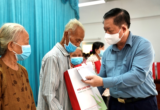 中央宣教部长阮仲义走访前江省困难家庭并送去慰问品