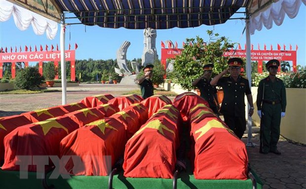 广治省为在老挝牺牲的24位越南烈士举行追悼会和安葬仪式