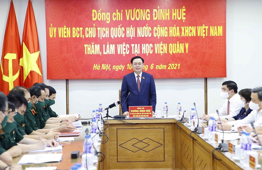 越南国会主席王廷惠探访军医学院