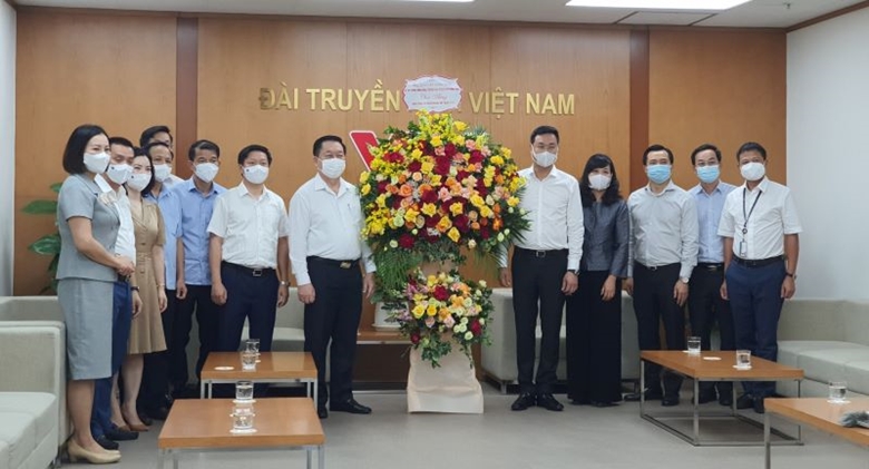 越共中央宣教部部长阮仲义造访若干大型媒体机关并致以节日祝福