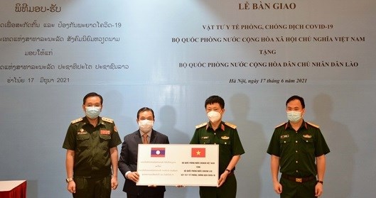 越南国防部向老挝国防部捐赠医疗防疫物资