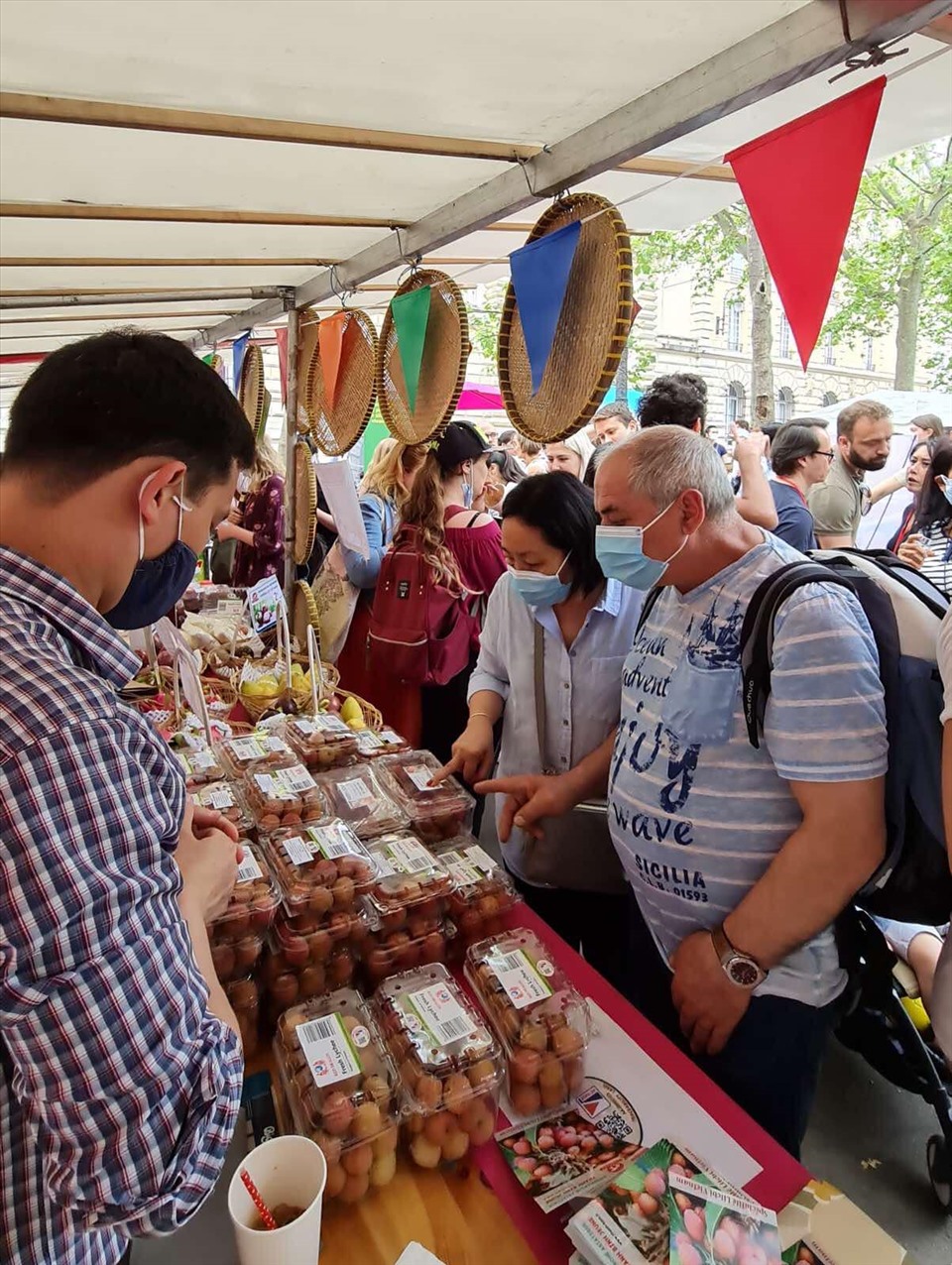 旅居法国越南人协会在法国巴黎举行越南美食节