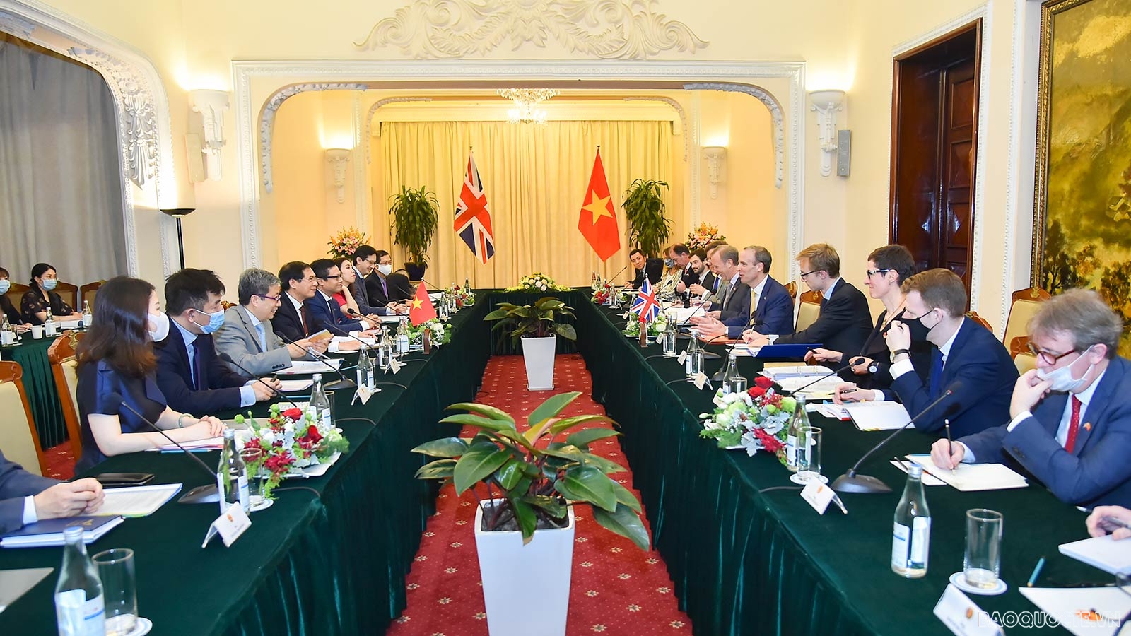 越南外交部部长裴青山建议英国协助越南获取新冠疫苗