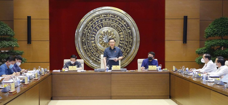 国会主席王廷惠与越南国会常委会立法研究院举行工作会议