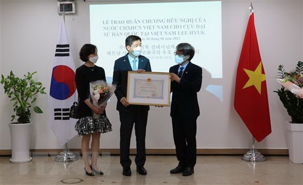 越南向原韩国驻越南大使李赫授予友谊勋章
