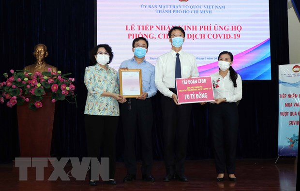 胡志明市接受价值990亿越盾的新冠肺炎疫情防控爱心捐赠款物