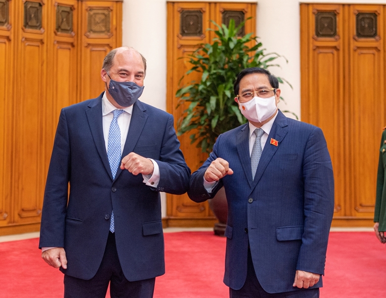 越南政府总理范明正会见英国国防大臣罗伯特·本·洛班·华莱士