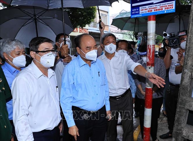 越南国家主席阮春福视察胡志明市疫情防控工作