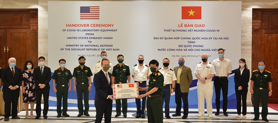 美国驻越南大使馆向越南国防部捐赠新冠肺炎疫情实验室设备