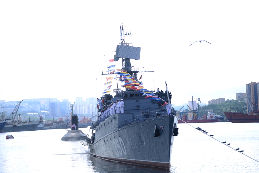 越南海军舰艇编队参加庆祝俄罗斯海军建军日阅兵活动