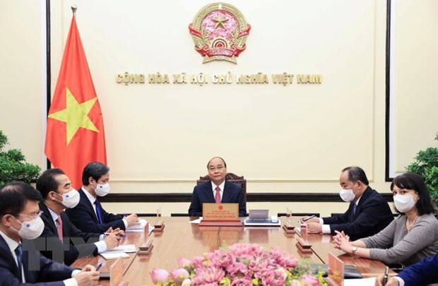 越南国家主席阮春福与罗马尼亚总统约翰尼斯举行电话会谈