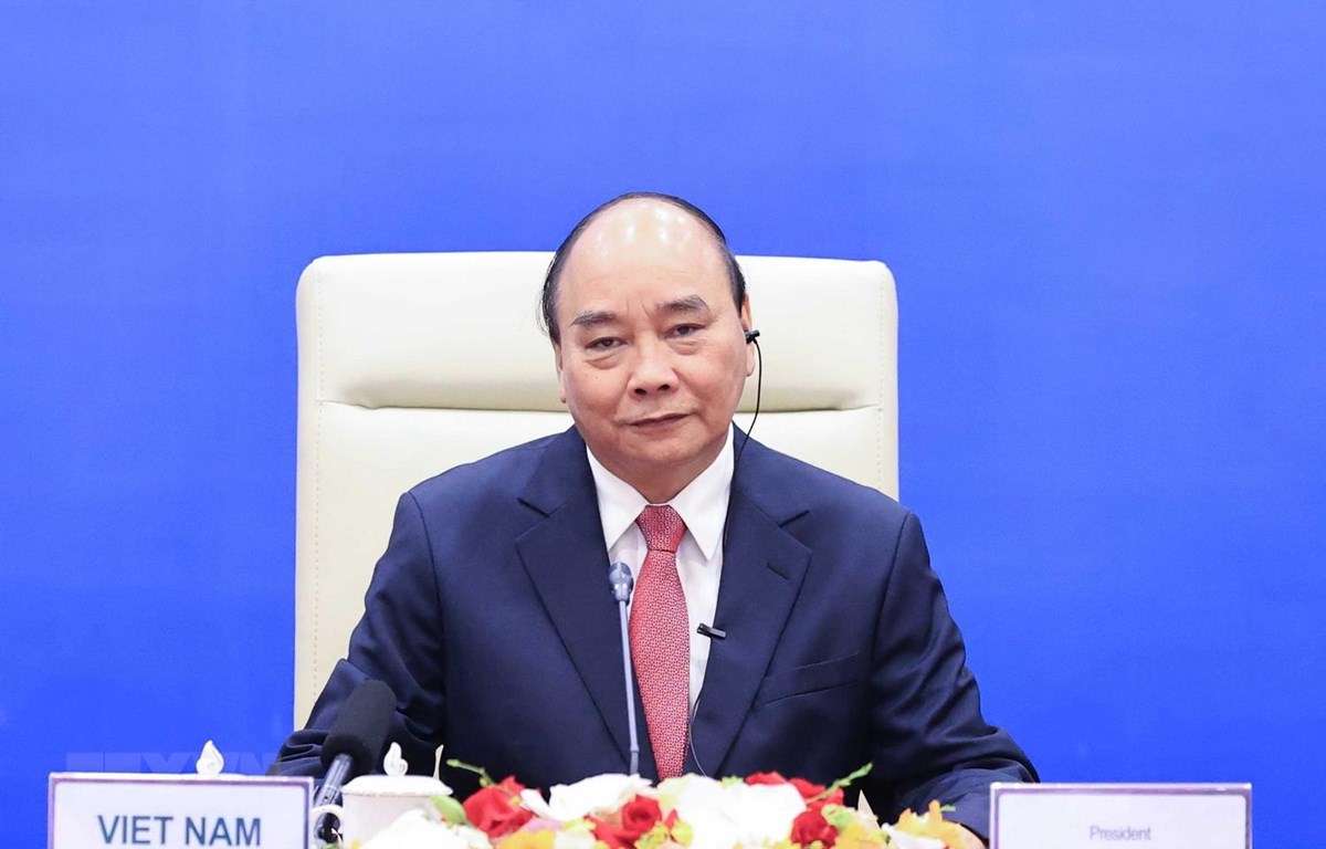越南国家主席阮春福在河内以视频方式出席亚太经合组织领导人非正式会议